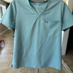 FIGS Women’s Catarina Scrub Top Medium in
Seaglass